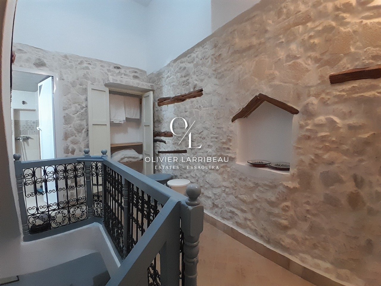 Charmant riad de 44 m² situé au cœur de la médina d’Essaouirar, disponible à la location ou à la vente. Il se compose d’un salon, d’une cuisine, de deux chambres, de deux salles de bain ainsi que d’une agréable terrasse. Ce riad est idéal comme résidence principale, pied-à-terre ou investissement locatif. Le bien n’est pas titré et dispose d’un acte adoulaire. Location : 7 000 DH par mois Prix de vente : 100 000 € négociables Pour plus d’informations ou pour organiser une visite, n’hésitez pas à nous contacter.